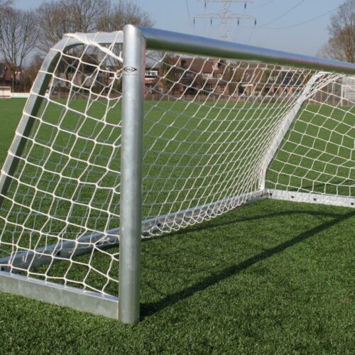 Voetbaldoelen die door en door gelast zijn. Door de slimme nethaak-positie goed stapelbaar.